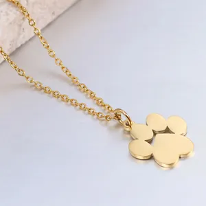 Collana minimalista in acciaio al titanio dorato con ciondolo a forma di zampa su pietra