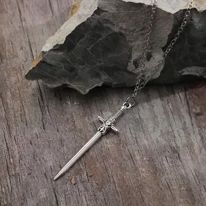 Collier pendentif épée croix en argent rétro avec design punk minimaliste sur fond de pierre