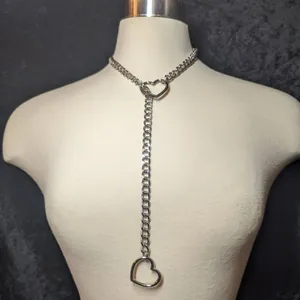 Collier en Y en acier titane argenté avec pendentifs cœurs et chaîne cubaine sur buste