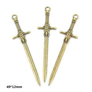 Détail de pendentifs d'épée en bronze 49x12mm pour bijoux punk de style DIY