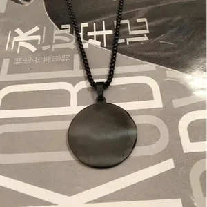 Collier minimaliste à pendentif rond noir avec finition en métal brossé et chaîne à billes