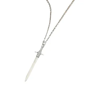 Collier pendentif épée gothique en argent avec détails celtiques et chaîne en métal