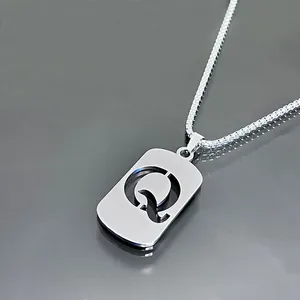 Collier minimaliste en acier inoxydable avec pendentif ajouré en forme de lettre Q