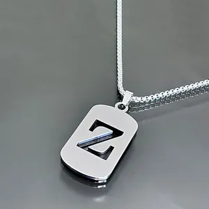 Collier en acier inoxydable poli avec un pendentif rectangulaire et la lettre Z ajourée