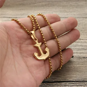 Collier avec pendentif ancre en or poli et chaîne box pour hommes et femmes sur bois
