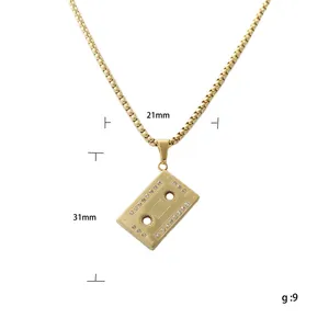 Collar con colgante de cinta de cassette retro dorado con cristales blancos brillantes