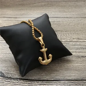 Collier avec pendentif ancre nautique dorée et chaîne maille vénitienne sur présentoir