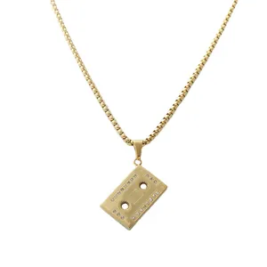 Primer plano del colgante de casete dorado con circonitas sobre una cadena de caja
