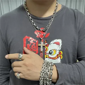 Set punk con collana pendente a croce, catena cubana spessa e anelli smiley