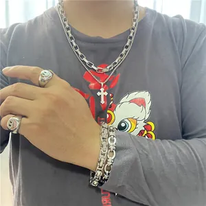 Nahaufnahme von Punk-Stil Silber Edelstahl Kreuz Halsketten Armbänder und Ringe Set