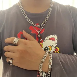 Set gioielli punk uomo in acciaio con ciondolo calcio e anelli smiley alla moda