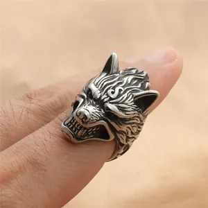Detalle macro de anillo de cabeza de lobo para hombre con textura vintage y grabado letra S
