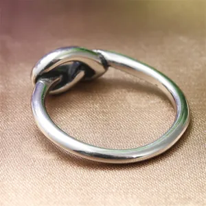 Anello nodo in acciaio al titanio lucido da uomo con design punk intrecciato