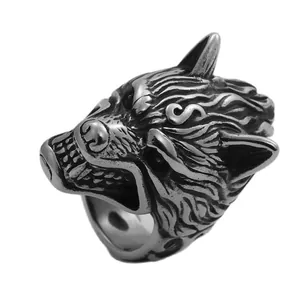 Anillo de cabeza de lobo punk vintage en acero inoxidable con textura de piel y acabado plata negro