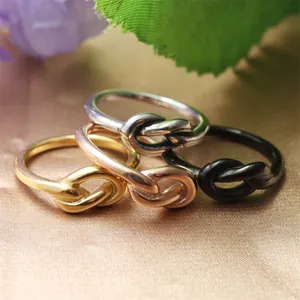 Anelli a nodo in acciaio inossidabile lucido in oro, argento, oro rosa e nero