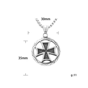 Pendentif en acier titane vintage punk avec croix évidée et dimensions du produit