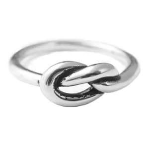 Anello a nodo in acciaio inossidabile lucido dal design intrecciato per uomo e donna