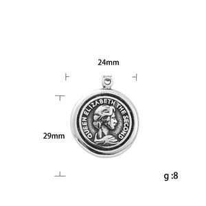 Retro-Anhänger aus Edelstahl mit Queen Elizabeth II-Münze und 24 mm Breite
