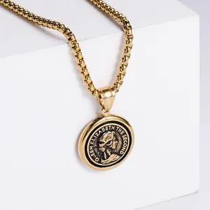 Goldene Edelstahlkette mit Queen Elizabeth Münzanhänger auf weißem Steindisplay