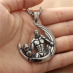 Pendente vintage in acciaio inox con uomo muscoloso e manubrio su catena a scatola