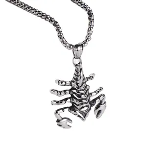 Detailopname van de schorpioen hanger met gesegmenteerd pantser en stalen box-ketting