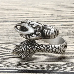 Macro di anello drago punk con scaglie dettagliate e incisioni in stile vintage