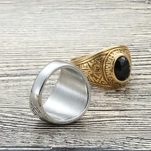 Set retro roestvrijstalen ringen met gouden zegelring en zwarte ovale edelsteen