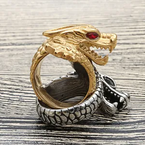 Anello punk a testa di drago in oro e argento con occhi rossi e texture squame