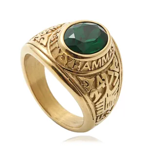 Gedetailleerd reliëfsnijwerk op gouden titanium stalen ring met ovale groene edelsteen