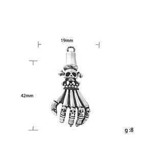 Ciondolo a mano scheletrica gotica in acciaio inossidabile con teschi, 42 mm