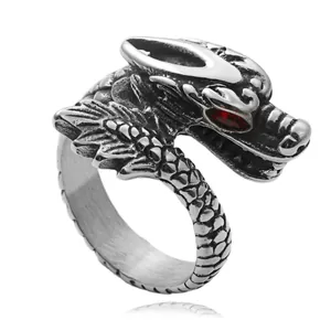 Dettaglio anello drago vintage con occhio di zircone rosso e scaglie in acciaio inox