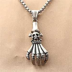 Collana con Pendente a Forma di Artiglio a Mano con Teschio in Acciaio al Titanio Vintage Gioielli Biker Punk Gotici per Uomo