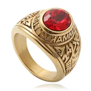Macro-opname van vintage gouden stalen ring met een rode edelsteen en gravures