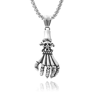Collana con ciondolo a mano di scheletro punk in acciaio inossidabile argento e catena box