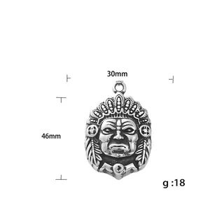 Colgante de jefe indio vintage en acero con medidas de 46x30mm y un peso de 18g