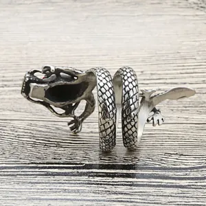 Anillo de dragón punk retro en acero de titanio con escamas plateadas y detalles rojos envueltos