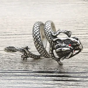 Primer plano detallado del anillo de dragón retro con ojos rojos y escamas grabadas
