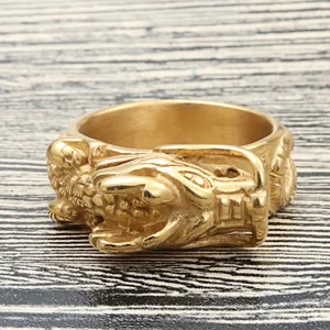 Retro punk drakenring van titanium staal met gedetailleerde gegraveerde drakenkop