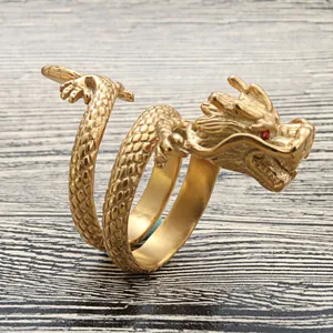 Anillo de dragón vintage en acero dorado con ojos de circón rojo y escamas detalladas