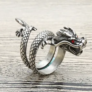 Detalle de anillo de dragón punk vintage con ojos de gemas rojas y escamas talladas