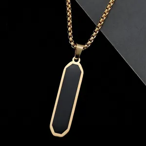 Minimalistische gouden box ketting met een lange rechthoekige zwarte hanger