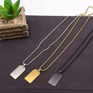 Drie minimalistische roestvrijstalen dog tag-kettingen in zilver, goud en zwart metaal