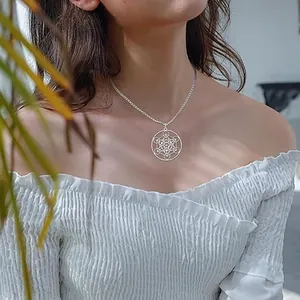 Collier étoile creuse en acier inoxydable Cube de Métatron porté par un mannequin