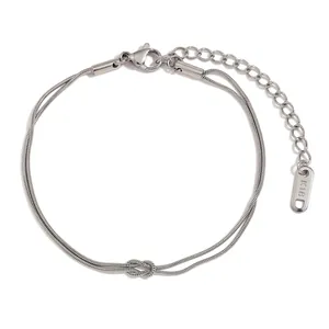 Dubbellaagse zilveren slangenketting armband met knoopbedel en kreeftensluiting