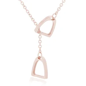 Détail du collier en Y en or rose avec pendentifs fer à cheval et étriers polis