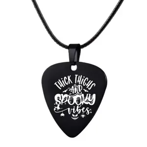 Détail du collier médiator noir avec motifs d'Halloween et texte Spooky Vibes