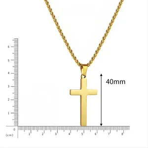 Détail d'un pendentif croix dorée en acier inoxydable de 40mm avec mesure de taille