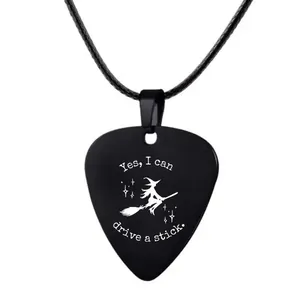 Détail du pendentif médiator avec silhouette de sorcière et texte humoristique