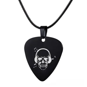 Détail du pendentif médiator avec crâne et notes sur cordon tressé noir