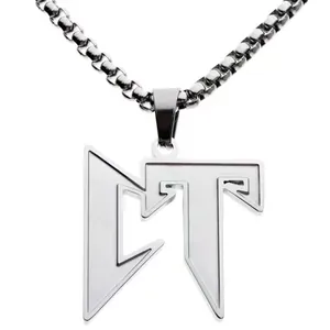 Gepolijste zilveren roestvrijstalen ketting met geometrische CT-hanger op witte achtergrond